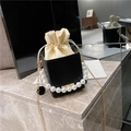 Mini bolso bandolera de moda con base de cuero negro, asa de perlas y cadena dorada - Negro