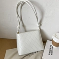 Weiße Stepptasche mit Rautenmuster, Knotendetails und glänzend minimalistischer Textur - Weiß