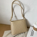 Schicke cremefarbene Stepptasche mit Knotendetails und edlen goldenen Metallbeschlägen - Khaki