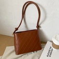 Braune gesteppte Schultertasche mit schickem Knotengurt und Vintage-Rautenmusterung - Braun