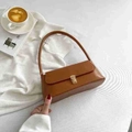 Retro karamelbruine rechthoekige schoudertas met gouden gesp en matte luxe afwerking - Bruin