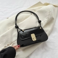 Schwarze Lackleder-Unterarmtasche mit Goldschloss und geknotetem Riemendetail - Schwarz