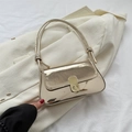 Minimalistische metallische Schultertasche in Champagner Gold mit goldenem Schloss Detail - Gold