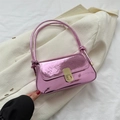 Metallische rosa lila Schultertasche mit goldener Schnalle und Knotengurt-Detail - Rosarot