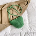 Piccola borsa a tracolla intrecciata verde con perla decorativa su un blazer elegante - Verde