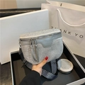 Bolso bandolera gris con tachuelas, monedero redondo y correa a rayas en mano - Gris