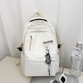 Minimalistischer weißer Campus-Rucksack mit Schachbrett-Bär-Anhänger und vielen Taschen - Mit Anhänger / Weiß