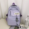 Minimalistischer helllilafarbener Nylon-Rucksack mit hoher Kapazität und Bären-Anhänger - Mit Anhänger / Lila