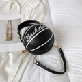 Sac à main tendance en forme de basket noir avec chaîne dorée et lettrage blanc - Noir