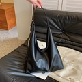Bolso tote minimalista de cuero sintético negro brillante con hebilla dorada ajustable - Negro