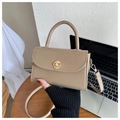 Detailansicht der khakifarbenen Mini-Umhängetasche mit goldenem Rundverschluss und PU-Leder - Khaki