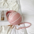 Sac à bandoulière rose en forme de basket avec cuir PU texturé et chaîne dorée - Rose