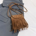 Sac à bandoulière marron en suédine avec longues franges et fine bandoulière ronde - Marron