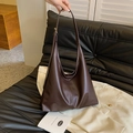 Bolso tote grande minimalista en cuero sintético marrón oscuro con correa ajustable - Marrón