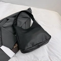 Minimalistische schwarze PU-Leder Halbmond-Einkaufstasche auf Bettwäsche - Schwarz