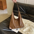 Bolso tote marrón minimalista de gran capacidad con correa ajustable sobre cuero - Marrón