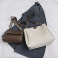 Minimalistische cremefarbene Tote und dunkelbraune Umhängetasche mit gewebtem Riemen - Tote Bag Und Kleine Umhängetasche / Cremeweiß