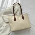 Bolso tote minimalista crema con correas de cuero marrón oscuro en fondo de tela - Blanco