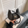 Schwarze Hobo-Tasche in Mondform mit Schmetterlingsschnalle und Flechtgriff - Schwarz