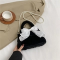 Bolso de mano de piel sintética negra con lazo de satén blanco y cadena de perlas chic - Negro