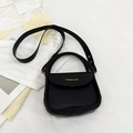 Elegante bolso bandolera de cuero negro con solapa curva y letras doradas de moda - Negro