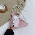 Bolso de peluche rosa con lazo de satén blanco y elegante asa de perlas largas - Rosa