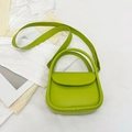 Bolso pequeño cuadrado verde lima minimalista con asa superior y elegante texto dorado - Verde