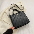 Borsa tote nera trapuntata con logo a fiore dorato e tracolla regolabile elegante - Nero