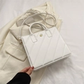 Borsa a tracolla trapuntata bianca con camelia dorata su sfondo blazer ed elegante - Bianco