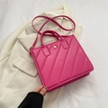 Elegante borsa a mano trapuntata rosa con chiusura a fiore dorato e tracolla regolabile - rosa acceso