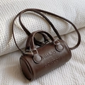 Borsa Boston marrone in ecopelle con forma cilindrica e logo in rilievo distintivo - Marrone