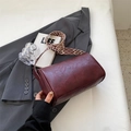 Borsa Boston in ecopelle bordeaux con ampia tracolla a motivo geometrico - Borgogna