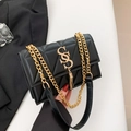 Klassische schwarze Stepptasche mit goldenem SS-Logo und eleganter Quastenkette - Schwarz