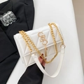 Weiße gesteppte Umhängetasche aus Kunstleder mit Goldkette und CSS-Logo Quaste - Weiß