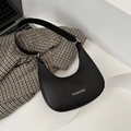 Borsa a tracolla nera a mezzaluna minimalista con scritte fashion e tracolla - Nero