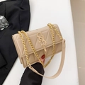 Beigefarbene gesteppte Umhängetasche mit goldener S-Schnalle und Metallquasten - Khaki