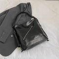 Bolso tote negro de cuero sintético con cremallera diagonal dorada y herrajes de lujo - Negro
