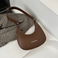 Borsa a mezzaluna in pelle PU marrone opaca con scritta Fashion e blazer pied-de-poule - Marrone