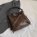 Bolso tote de cuero PU marrón oscuro con cremallera diagonal y accesorios en tono dorado - Marrón