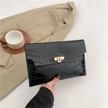 Pochette enveloppe élégante en cuir noir à motif crocodile avec une boucle en métal doré - Noir