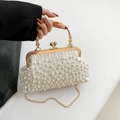 Elegante borsa da sera in raso bianco con perle, chiusura dorata e tracolla a catena - Bianco