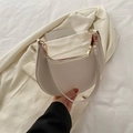 Sac lune beige minimaliste en cuir PU avec détails dorés et doublure rouge élégante - Blanc