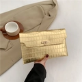 Pochette enveloppe dorée chic avec texture crocodile et fermoir rotatif métallique - Doré