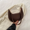 Sac hobo demi-lune marron foncé en similicuir lisse avec détails dorés chic - Marron