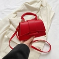 Petit sac carré rouge pour femme en cuir grainé avec bandoulière et finitions dorées chic - Rouge