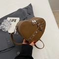 Bruine hartvormige leren crossbodytas met zilveren studs en verstelbare riem - koffiekleur