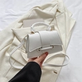 Sac à main blanc en cuir grainé avec fermoir doré et bandoulière fine élégante - Blanc