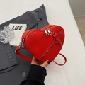 Rode hartvormige crossbodytas met zilveren studs en mat PU-lederen afwerking - Bordeauxrood