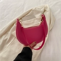 Sac sous le bras croissant rose vif avec détails dorés et finition en cuir lisse - Rose rose
