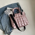 Sac fourre-tout matelassé rose avec bandoulière noire sur veste en jean - Rose